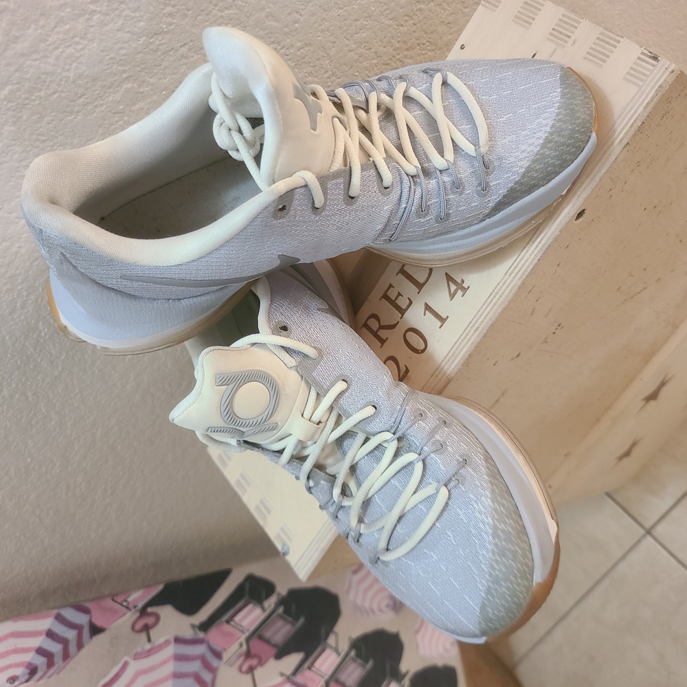 Men's Athletic Shoes in Light Gray and White